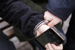 Айфоны с мобильниками похитили отжатием 