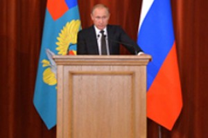 Путин заявил дипломатам о усилении угроз