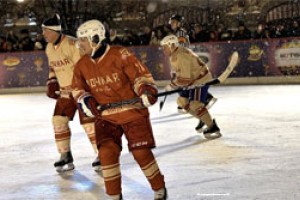 Путин сыграл в хоккей на Красной площади