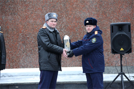 kapsulu po ehstafete DOROGI Pamyati SK RF dostavili iz Sverdlovskoj oblasti v Izhevsk a ottuda ona popadet v Nizhnij Novgorod