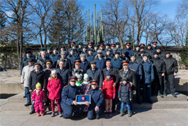 V Pskove po Doroge Pamyati v edinom stroyu shestvovali veterany i molodezh11