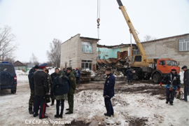 rukovoditel SU SKR po CHuvashii Aleksandr Poltinin na meste obrusheniya shkoly v Bolshih CHakah v Urmarskom rajone