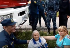Spasateli i policejskie vyzvolili bluzhdavshuyu po lesu dvoe sutok 88 letnyuyu pensionerku1