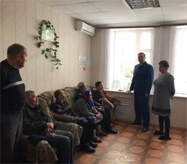 Prokuror Batyrevskogo rajona Nikolaj Osipov pobyval u pensionerov i invalidov stacionara v Kzyl Chishme