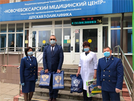 prokurory navestili detej v Novocheboksarskom medicinskom centre
