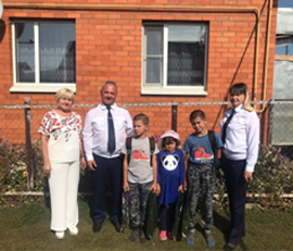 Pomogli detyam sobratsya k shkolt v norvash shigali