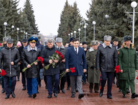 Nikolaev fomin i drugie idut vozlagat zvety